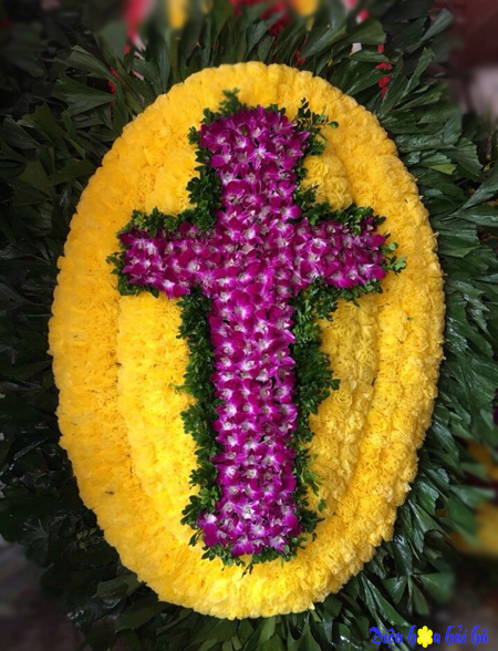 Đặt vòng hoa viếng người theo đạo Thiên Chúa tại NTL 198 Hà Nội