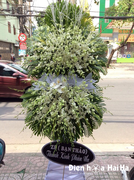 Vòng hoa viếng đám tang tại quận Tân Phú số 19