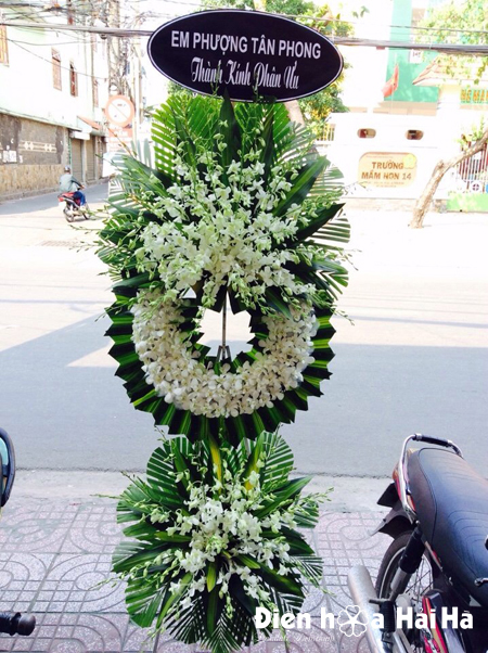 Vòng hoa viếng đám tang 2 tầng tại quận Tân Phú mẫu số 7