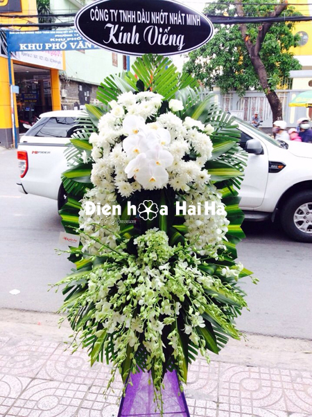 Vòng hoa viếng đám tang tại quận Tân Phú số 15