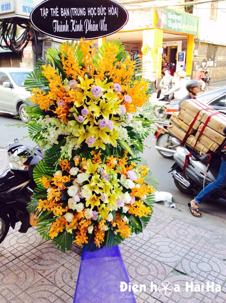 Vòng hoa viếng đám tang tại quận Tân Phú số 18
