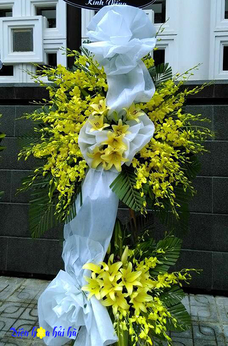 Đặt lẵng hoa chia buồn tại nhà tang lễ 198, giá 1,150,000 vnd.