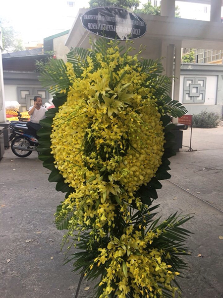 Đặt vòng hoa viếng tang lễ tại NTL 198 hoa lan vàng, giá 1,700,000 vnd.