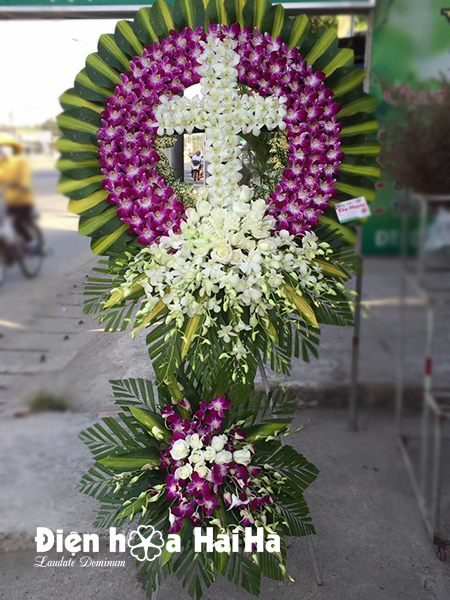 Đặt vòng hoa viếng đám tang công giáo tại nhà tang lễ 198