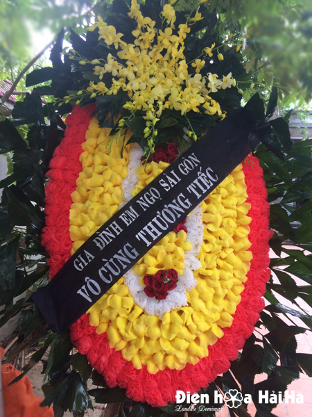 Vòng hoa tang lễ tại nhà tang lễ bệnh viện 354 có chùm lan