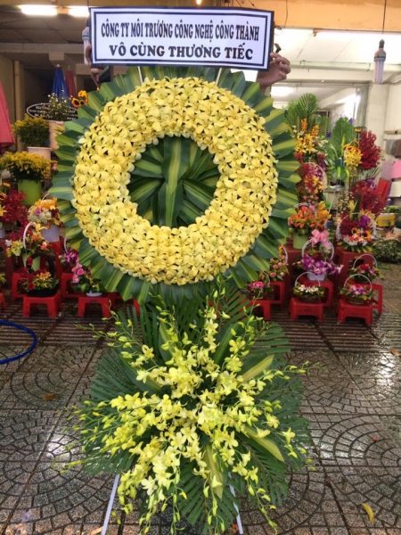 Vòng hoa viếng đám tang lan vàng sang trọng ở Hà Nội