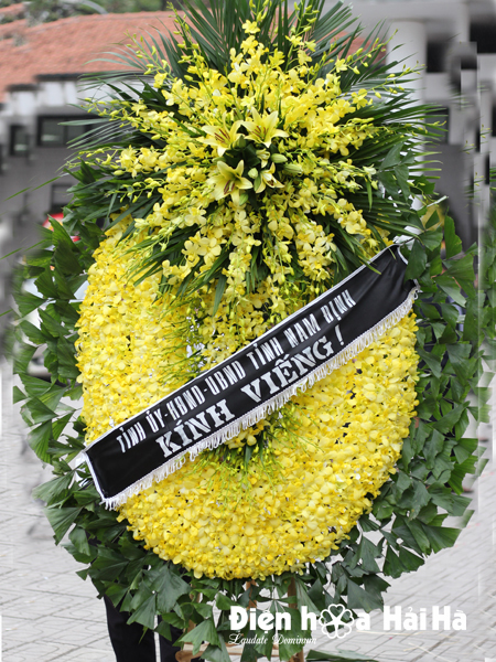 Đặt vòng hoa viếng đám tang tại NTL 354 hoa lan vàng giá 1,650,000 vnd.