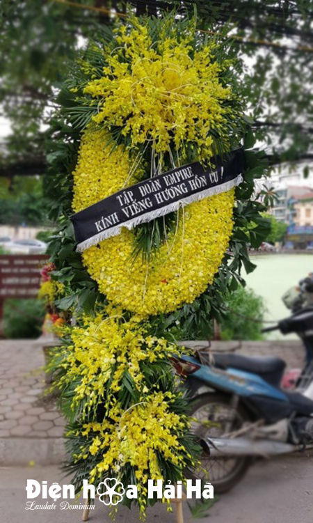 Đặt vòng hoa chia buồn sang trọng nhất tại Hà Nội, hoa lan vàng, giá 3,000,000 vnd. 