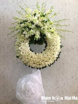 Đặt vòng hoa đám tang HCM hoa hồng màu trắng