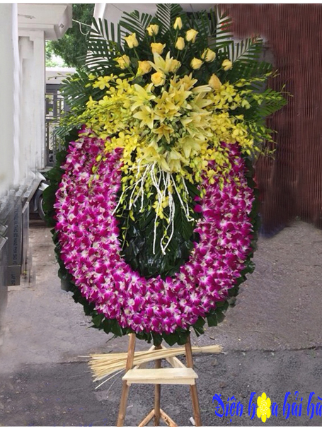 Vòng hoa tang lễ hoa tươi màu tím ở Hà Nội
