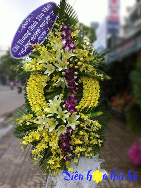 Mẫu 39: Vòng hoa viếng đám tang tại nhà tang lễ TP HCM, vòng hoa màu vàng. Liên hệ đặt 0919253139 (hoặc zalo).
