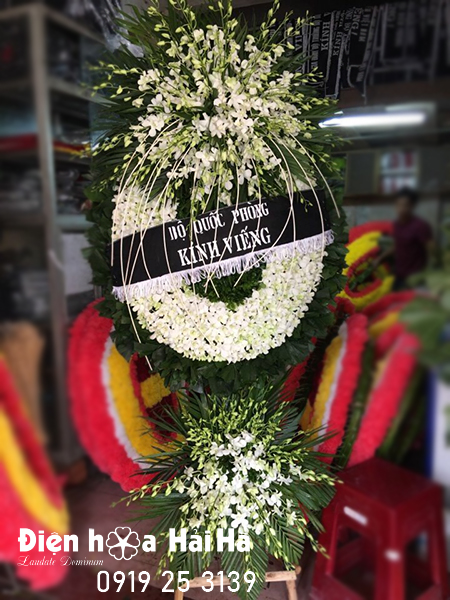vòng hoa lan trắng sang trọng tại Hà Nội