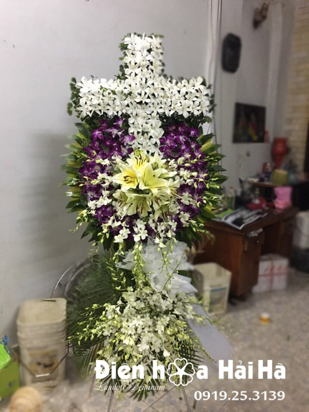 Mẫu 9: Vòng hoa viếng đám tang tại nhà tang lễ TP HCM biểu tượng hình thập giá. Liên hệ đặt 0919253139 (hoặc zalo).