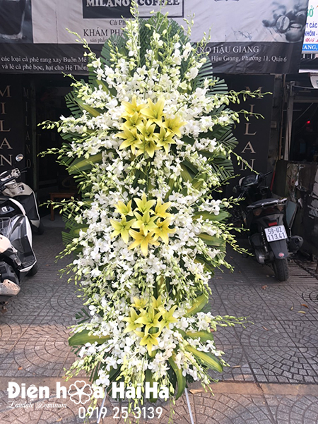 Mẫu 38: Vòng hoa viếng đám tang tại nhà tang lễ TP HCM màu trắng hiện đại. Liên hệ đặt 0919253139 (hoặc zalo).