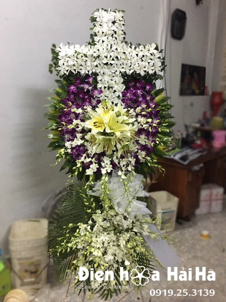 Mẫu 1: Vòng hoa viếng đám tang tại nhà tang lễ TP HCM biểu tượng hình thập giá. Liên hệ đặt 0919253139 (hoặc zalo).