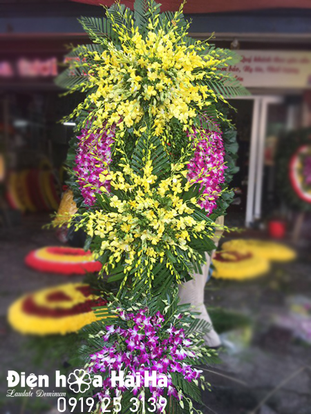 Vòng hoa tang lễ hoa lan tím vàng tại Hà Nội