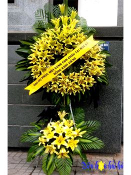 Mẫu 45: HV-157VN có giá 1.950.000đ Vòng hoa nhà tang lễ số 5 Trần Thánh Tông hoa ly vàng biết ơn. Liên hệ HOTLINE:  0983698184 (zalo hoặc viber)  để giao hoa ngay.