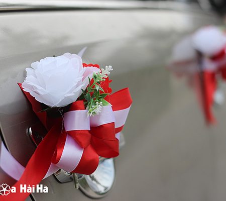 Bán hoa giả trang trí xe cưới hồng đỏ 1 viền trắng giá rẻ mã XHG-050 (8)