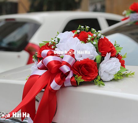 Bộ hoa giả trang trí xe cưới trái tim đỏ trắng giá rẻ mã XHG-042 đi cao tốc (8)