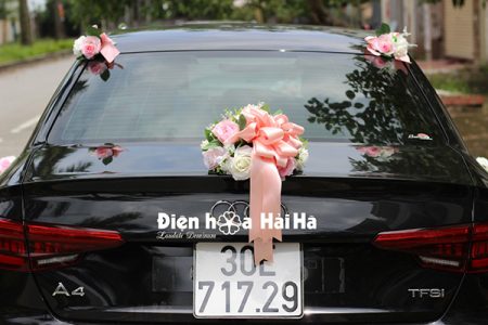Bộ hoa xe cưới bằng lụa kèm chữ Just Married hiện đại mã XHG-077 (11)