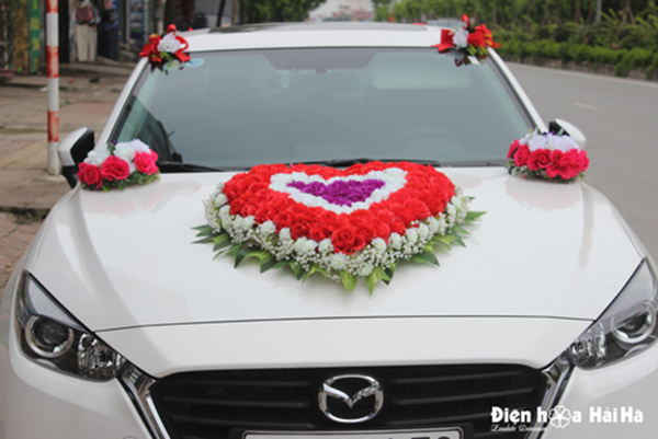 Trang trí xe cưới bằng hoa giả trái tim 3 màu sang trọng mã XHG-087