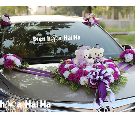 Trang trí xe cưới bằng hoa giả giá rẻ hồng tím trắng XHG-051 đi cao tốc (4)