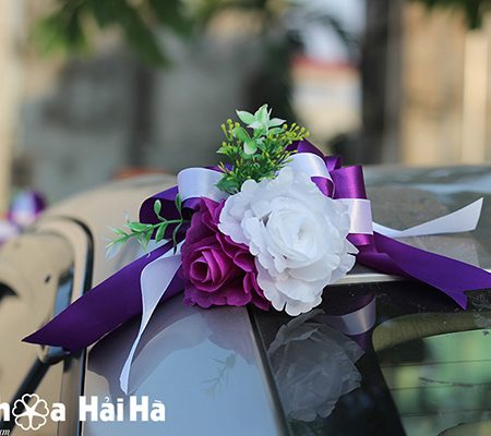 Trang trí xe cưới bằng hoa giả giá rẻ hồng tím trắng XHG-051 đi cao tốc (6)
