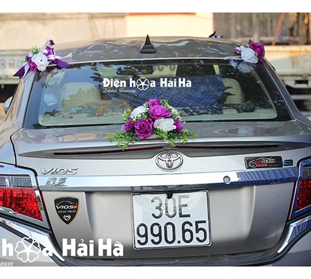 Trang trí xe cưới bằng hoa giả giá rẻ hồng tím trắng XHG-051 đi cao tốc (8)