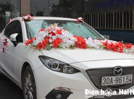Trang trí xe cưới bằng hoa giả sao biển đỏ hồ điệp mẫu hiện đại (4)