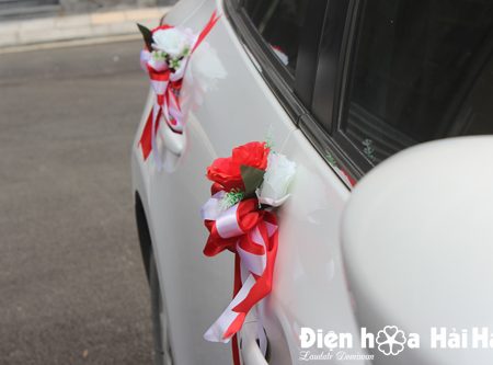 Trang trí xe cưới bằng hoa giả sao biển đỏ hồ điệp mẫu hiện đại (7)