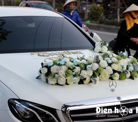 Trang trí xe cưới bằng hoa lụa hồng trắng ping pong xanh độc đáo (3)