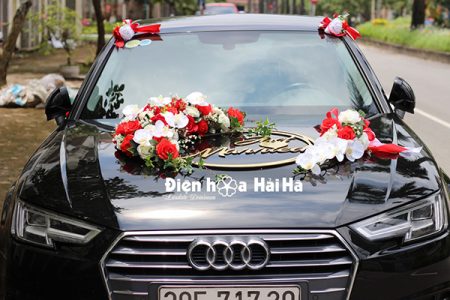 Trang trí xe cưới bằng hoa lụa kèm chữ hình ovan XHG-079 sang trọng (10)