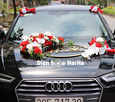 Trang trí xe cưới bằng hoa lụa kèm chữ hình ovan XHG-079 sang trọng (10)
