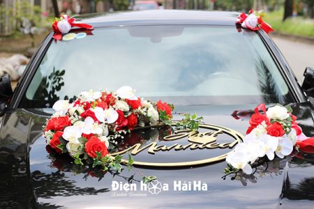 Trang trí xe cưới bằng hoa lụa kèm chữ hình ovan XHG-079 sang trọng (11)