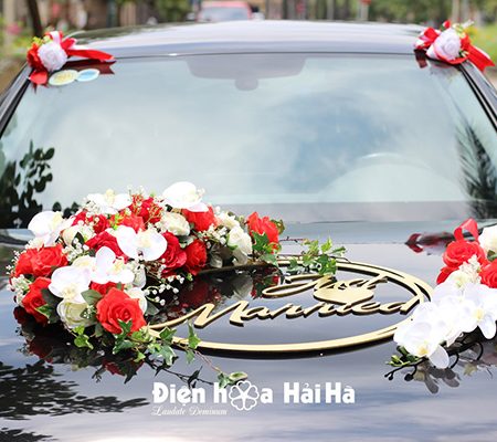 Trang trí xe cưới bằng hoa lụa kèm chữ hình ovan XHG-079 sang trọng (11)