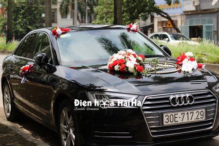 Trang trí xe cưới bằng hoa lụa kèm chữ hình ovan XHG-079 sang trọng (12)
