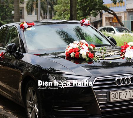 Trang trí xe cưới bằng hoa lụa kèm chữ hình ovan XHG-079 sang trọng (12)