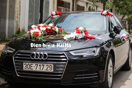 Trang trí xe cưới bằng hoa lụa kèm chữ hình ovan XHG-079 sang trọng (13)