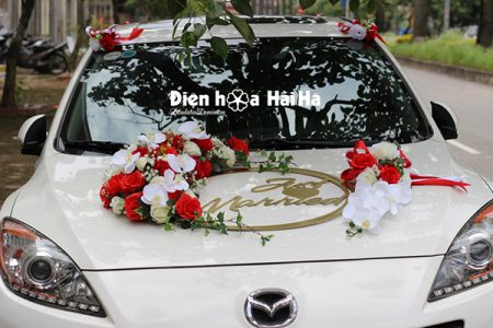 Trang trí xe cưới bằng hoa lụa kèm chữ hình ovan XHG-079 sang trọng (2)