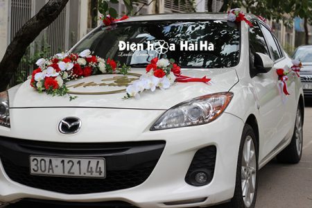 Trang trí xe cưới bằng hoa lụa kèm chữ hình ovan XHG-079 sang trọng (3)