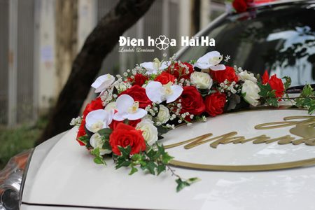 Trang trí xe cưới bằng hoa lụa kèm chữ hình ovan XHG-079 sang trọng (4)