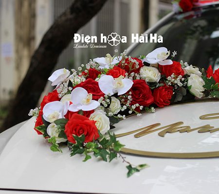 Trang trí xe cưới bằng hoa lụa kèm chữ hình ovan XHG-079 sang trọng (4)