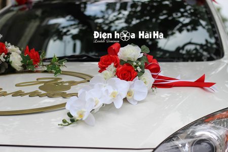 Trang trí xe cưới bằng hoa lụa kèm chữ hình ovan XHG-079 sang trọng (5)