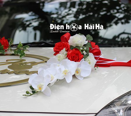 Trang trí xe cưới bằng hoa lụa kèm chữ hình ovan XHG-079 sang trọng (5)