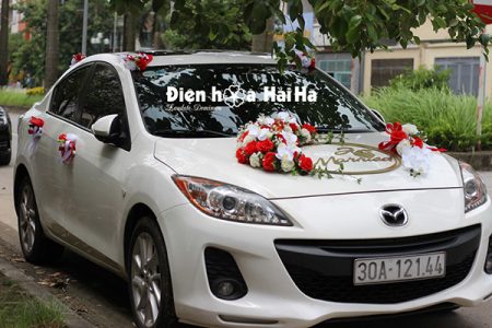Trang trí xe cưới bằng hoa lụa kèm chữ hình ovan XHG-079 sang trọng (6)