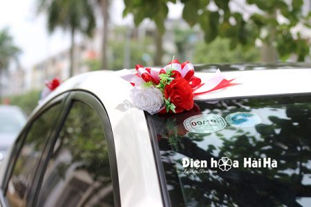 Trang trí xe cưới bằng hoa lụa kèm chữ hình ovan XHG-079 sang trọng (7)
