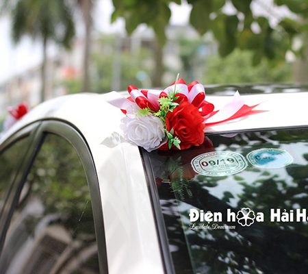 Trang trí xe cưới bằng hoa lụa kèm chữ hình ovan XHG-079 sang trọng (7)
