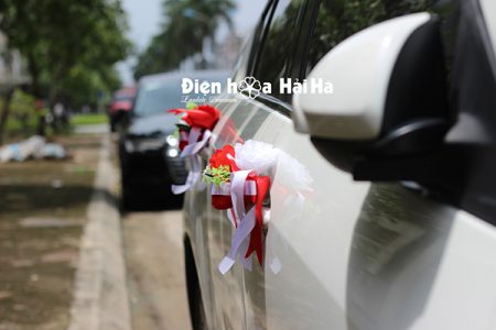 Trang trí xe cưới bằng hoa lụa kèm chữ hình ovan XHG-079 sang trọng (8)