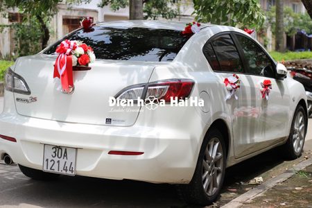 Trang trí xe cưới bằng hoa lụa kèm chữ hình ovan XHG-079 sang trọng (9)