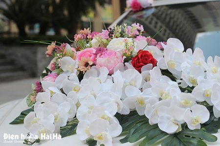 Trang trí xe cưới bằng hoa lụa mẫu đơn hồ điệp trắng mã XHG-054 đẹp (4)